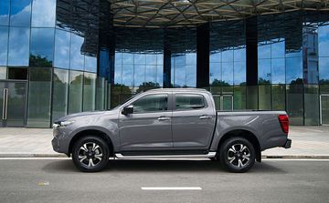 Nhìn từ góc nghiêng, Mazda BT-50 2023 toát lên vẻ năng động với những đường dập uốn lượn chạy dọc phần thân