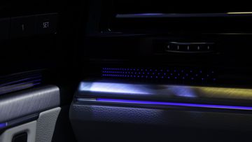 Volkswagen Touareg 2023 mang hơi thở hiện đại với đèn viền nội thất 30 màu