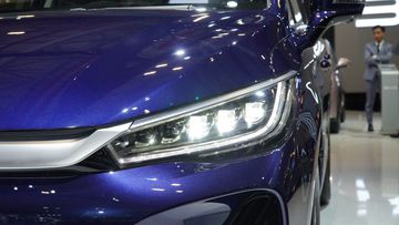 BYD M6 2025 trang bị đèn pha LED thon gọn và sắc nét tạo thiết kế “Dragon Face” đặc trưng