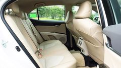 Hàng ghế sau Camry 2.0G rộng rãi