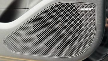 Trải nghiệm âm thanh cũng được hãng xe Hàn Quốc chú trọng khi trang bị hệ thống 8 loa Bose cao cấp cho các phiên bản từ xăng Đặc Biệt trở đi