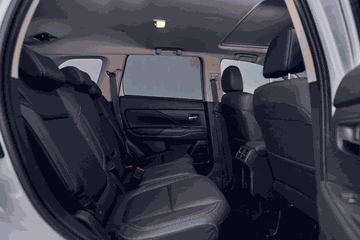 Về không gian, hàng ghế thứ hai của Mitsubishi Outlander được các chuyên gia và khách hàng đánh giá ở mức tốt