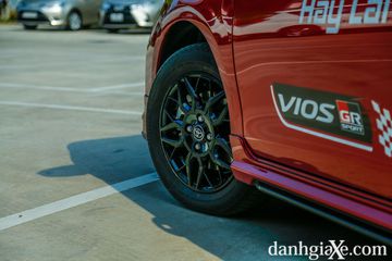 La-zăng sơn đen tạo cho Toyota Vios GR-S một tổng thể chắc chắn, mạnh mẽ