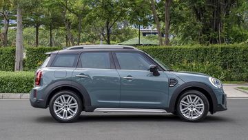 Phần thân xe MINI Cooper Countryman 2024 cho thấy dáng vẻ to lớn, đồ sộ, thẳng đứng