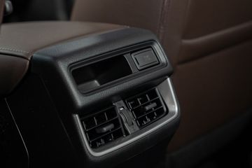 
All New Mazda BT-50 còn được đánh giá khá cao nhờ hệ thống điều hòa tự động hai vùng độc lập; tính năng lọc phấn hoa mang đến không gian thoáng đãng và trong lành cho hàng ghế sau.

