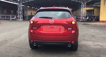 Phần đuôi trên CX-5 2.0 Deluxe có thiết kế rất ăn nhập với tổng thể thanh lịch và hiện đại