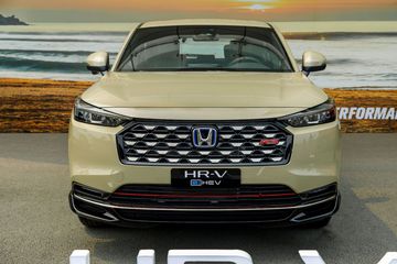 Đầu xe Honda HR-V 2025 nổi bật với  mặt ca lăng được thiết kế mở rộng và tạo hình vuông vức