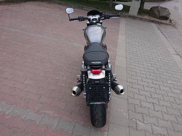 Triumph Speed Twin 1200 2023 được trang bị gương gù để đảm bảo góc nhìn rộng