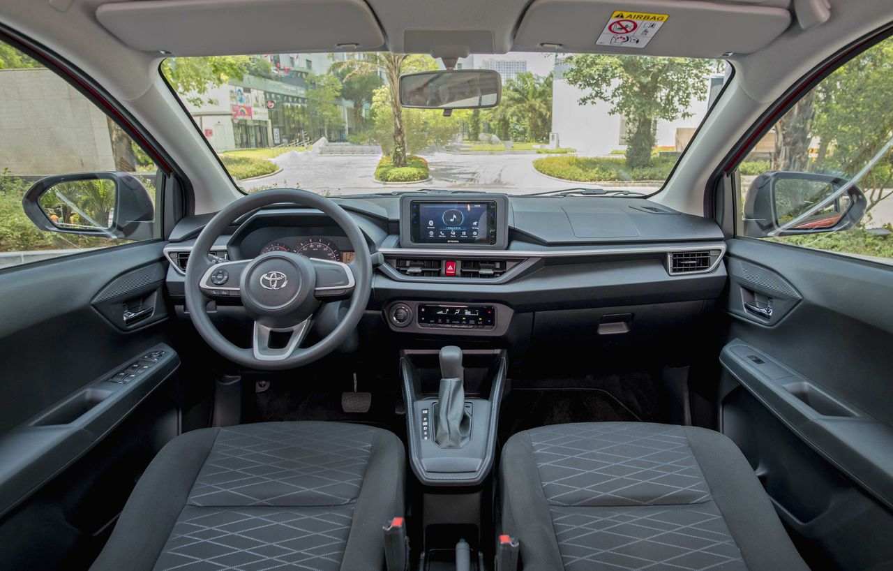 Vô lăng Toyota Wigo 2023 cho cảm giác lái khá đầm chắc, dễ kiểm soát, nhất là khi chạy ở tốc độ cao