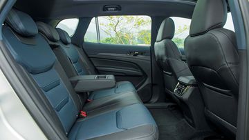 Hàng ghế thứ 2 trên Ford Territory 2023 được trang bị tựa tay trung tâm với giá để cốc tiện dụng