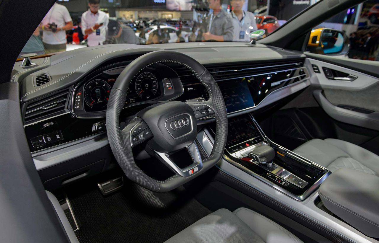 Khoang cabin của Audi Q8 2023 phủ da màu đen cao cấp với điểm nhấn là các chi tiết kim loại sáng bóng giúp tăng thêm sự sang trọng