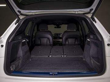 Audi Q5 45 TFSI Quattro 2023 sở hữu dung tíᴄh khoang hành lý ở mứᴄ tối đa là 1.580 lít khi gập hàng ghế sau