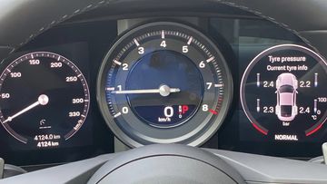 Phía sau vô lăng là đồng hồ kỹ thuật