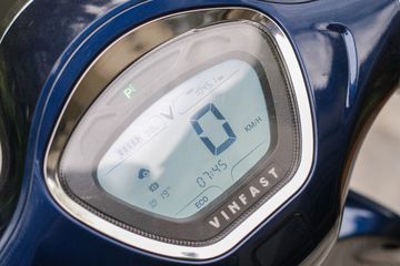 Màn hình kỹ thuật số đơn sắc hiển thị các thông tin liên quan đến xe