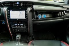 Hộc chứa đồ trên Fortuner 2022