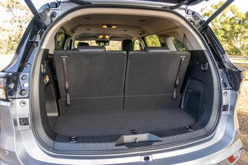 Cốp xe Isuzu MU-X 2022 khá rộng rãi dù chưa gập hàng ghế thứ 3 xuống, phần cốp này có thể chứa ít nhất 4 vali lớn hoặc 6 vali cỡ trung, mang đến không gian để hành lý cho cả gia đình trong những chuyến đi xa. 