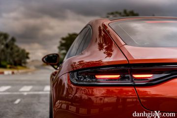 Cụm đèn hậu LED cũng mang nét đặc trưng, dễ dàng nhận diện Porsche Panamera 2023