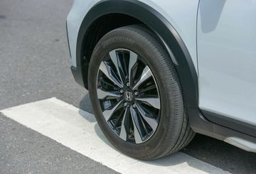 Xe lăn bánh trên bộ mâm 17 inch đa chấu, hoàn thiện dạng phay xước cho cả 2 phiên bản. 