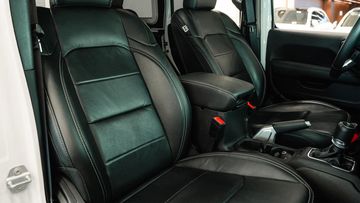 Hàng ghế trước được thiết kế khá đẹp mắt