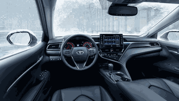 Khoang nội thất của Toyota Camry 2023 hiện ra trước mắt người dùng với không gian rộng rãi và những chi tiết được tinh chỉnh