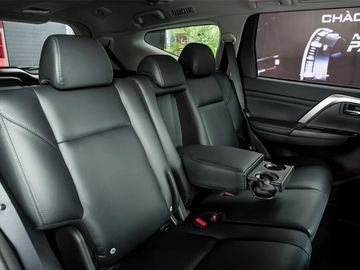 Hàng ghế thứ hai sở hữu khoảng không gian rộng rãi, thoải mái cho 3 người lớn