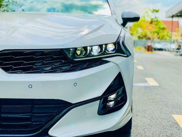 Cụm đèn pha LED Projector 3 khoang đi cùng dải đèn định vị ban ngày kiểu nhịp tim đầy thời thượng