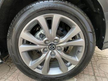 Cận cảnh mâm xe 18 inch dạng 5 chấu kép kết hợp lốp 215/55R18