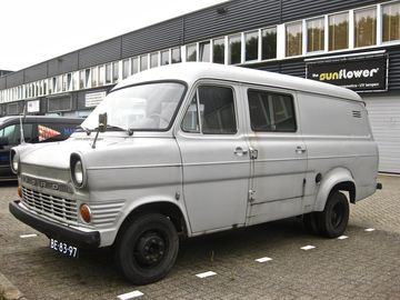 Ford Transit thế hệ thứ hai được phát triển thành nhiều dòng xe khác nhau
