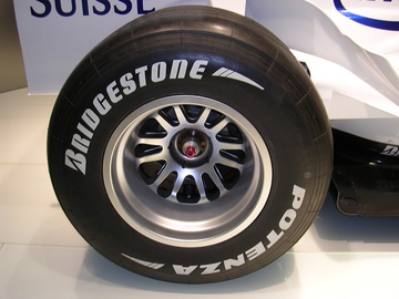 Lốp ô tô Bridgestone Potenza cùng chủ xe chinh phục những khúc cua