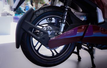 Bộ chắn bùn rời trông khá thô và không liền khối với đuôi xe