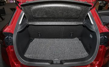 Hàng ghế phía sau có thể được gập theo tỷ lệ 60:40 để tăng sức chứa lên gấp 4 lần, đạt mức 1260L