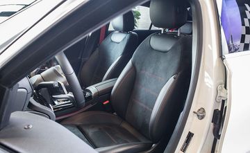 Hàng ghế trước ôm thân người ngồi, ghế lái hỗ trợ chỉnh điện và nhớ 3 vị trí, ghế phụ chỉ chỉnh cơ