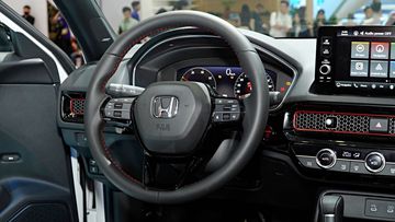 Vô lăng Honda Civic 2025 tiếp tục duy trì thiết kế 3 chấu thể thao