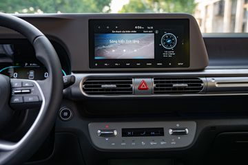 Trừ bản Tiêu chuẩn, tất cả các phiên bản của Hyundai Stargazer 2023 đều được trang bị màn hình cảm ứng trung tâm 10.25” cho giao diện hiển thị trực quan và sắc nét.