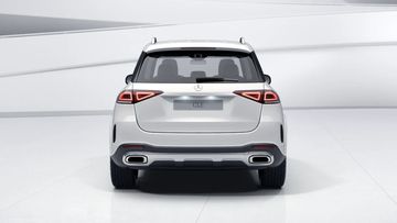 Đuôi xe Mercedes GLE 450 4MATIC 2023 cũng có thiết kế cân đối và hài hòa