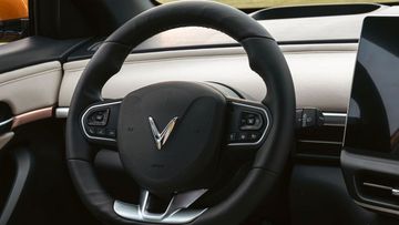 Vô lăng VinFast VF 6 2024 có thiết kế vát đáy kiểu D-cut, mang lại vẻ thể thao và trẻ trung