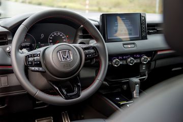Vô lăng Honda HR-V 2025 vẫn duy trì thiết kế 3 chấu thể thao và được bcọ da thêu chỉ nổi màu đỏ trên phiên bản e:HEV RS