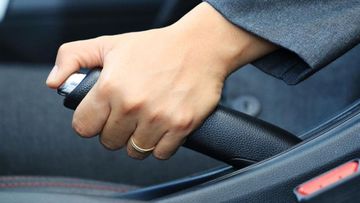 Nếu các bác quên nhả phanh tay thì khi xe chạy được một quãng đường đủ dài sẽ gây ra hiện tượng phanh quá nóng, dẫn đến mùi cao su cháy