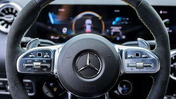 Vô lăng Mercedes-AMG GLA 45 S 4MATIC+ có chất liệu da Nappa cực kỳ cao cấp