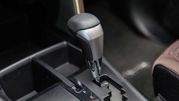 Cần sổ được bọc da dày dặn