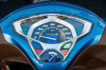 Màn hình tốc độ chia thành 4 ngăn với mặt đồng hồ cơ học analog