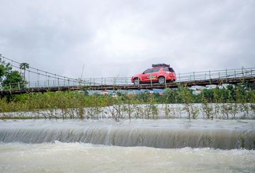Khó khăn đầu tiên của hành trình là vượt qua một chiếc cầu treo với dòng nước chảy xiết bên dưới