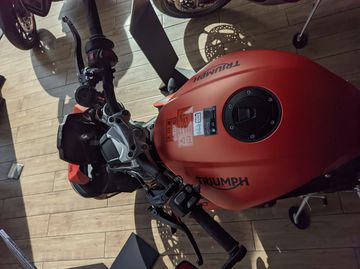 Triumph Speed Triple 1200 RS 2023 sở hữu phần ghi đông rộng vô cùng thoải mái