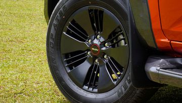 Isuzu D-Max Type Z thể thao hơn với mâm hợp kim nhôm 18 inch kiểu nan quạt sơn đen