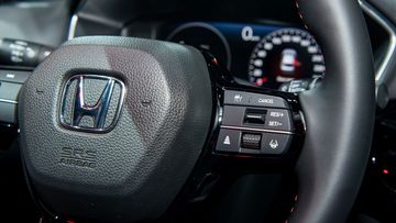 Vô lăng Honda Civic 2022 tích hợp đầy đủ phím điều khiển