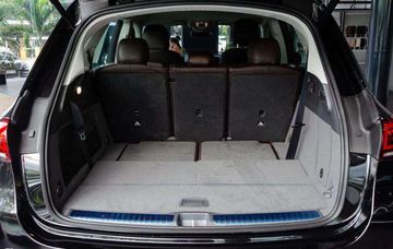 Khoang hành lý của Mercedes GLE 450 4MATIC 2023 có dung tích mở rộng tối đa đến 2.055 lít
