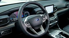 Vô lăng Ford Explorer cho cảm giác thô cứng đúng chất SUV