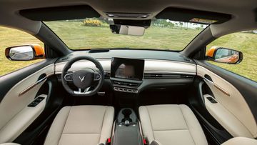 Khoang cabin VinFast VF 6 2024 sở hữu thiết kế tối giản, sang trọng