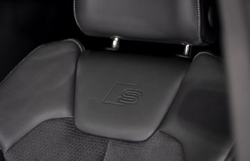 Audi Q5 45 S line có ghế ngồi thể thao phía trước, kết hợp giữa 2 chất liệu da và vi sợi Dinamica Frequenz, cùng logo chữ S khắc dập nổi ở phần tựa lưng