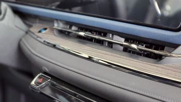 Hốc gió điều hòa của mẫu C-SUV cũng được đặt ẩn rất tinh tế